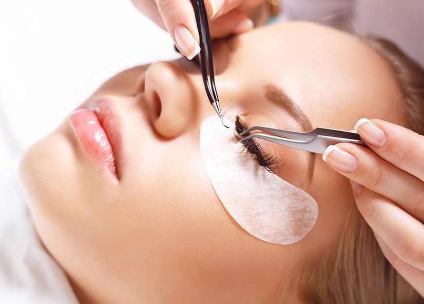 Extensión de pestañas pelo a pelo en centro de estética en Sevilla