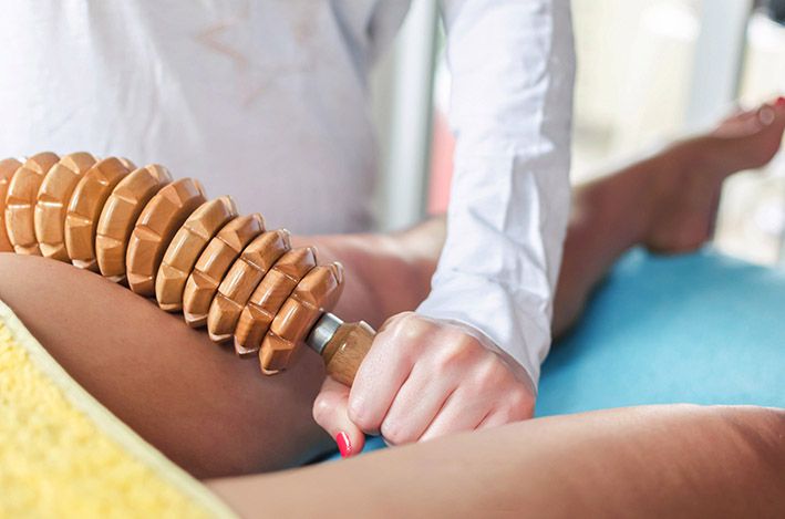 Foto de masaje con maderoterapia en centro de estetica en sevilla