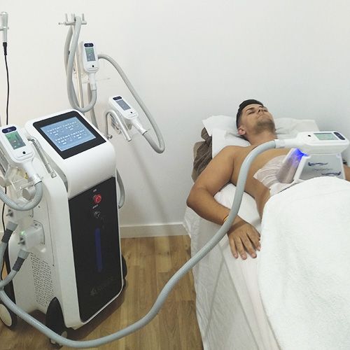 Hombre con tratamiento de criolipolisis en barriga