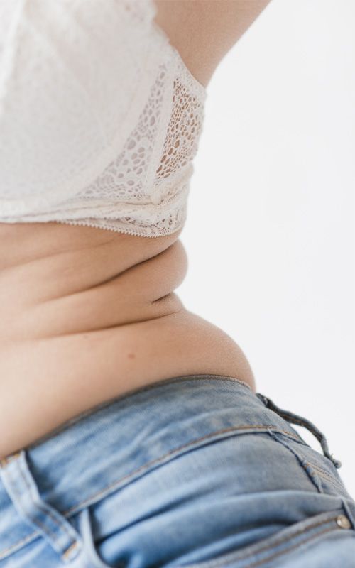 Mujer gordita con michelines se va a hacer la criolipolisis