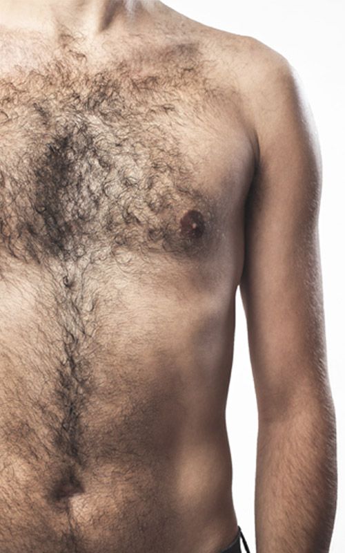 Hombre con pelo en el pecho