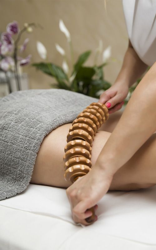 Masaje con maderoterapia en piernas