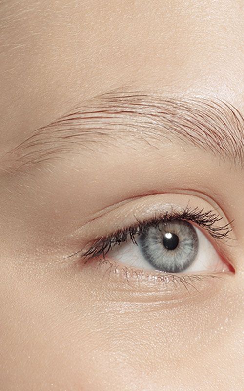 Cejas de mujer que necesitan microblading en centro de estética de Sevilla