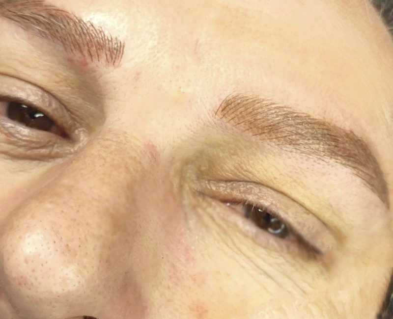 Después del microblading de cejas en una mujer
