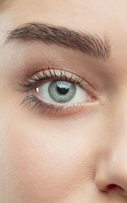 Mujer con cejas bonitas y ojos verdes se ha hecho el microblading de cejas en Sevilla