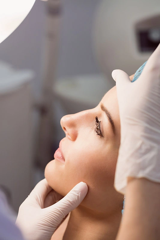 Mujer sin arrugas después de hacerse el HIFU en Sevilla en Clínica de Estética Angels