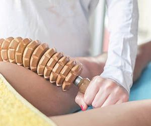 Masaje con maderoterapia en piernas